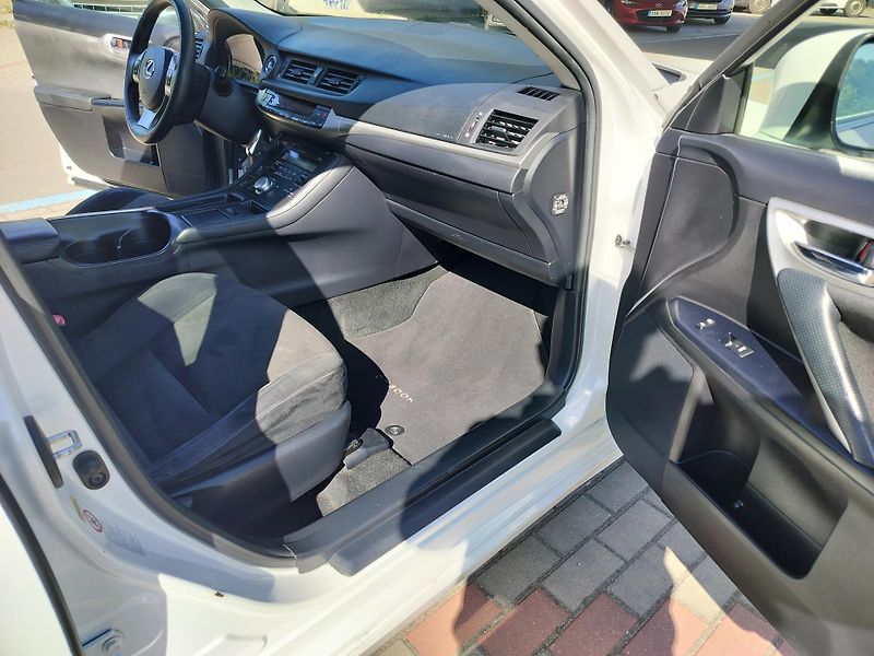Lexus CT 200h plný servis v Lexusu  - fotka 22 z 32