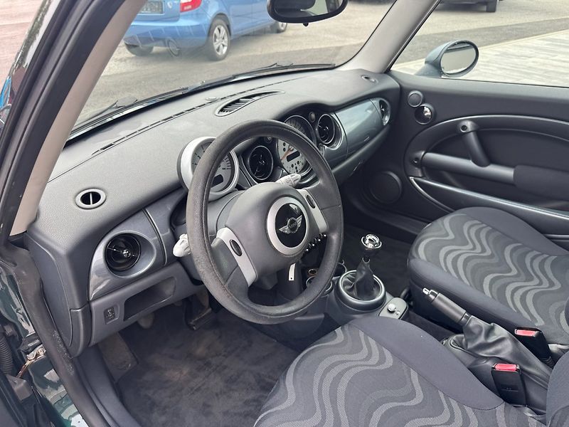 Mini Cooper (2003) One 1.6i 66kW - fotka 11 z 24