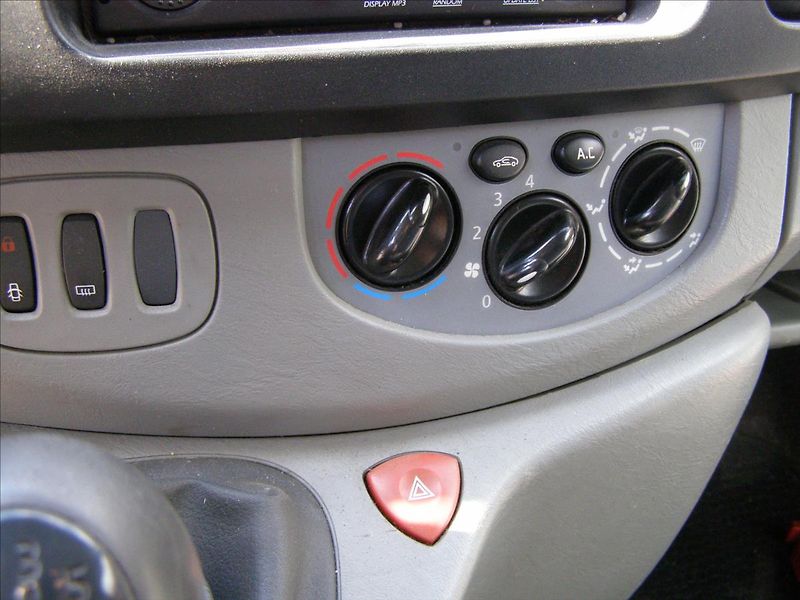 Renault Trafic 2,0   NELZE NASTARTOVAT - fotka 11 z 19