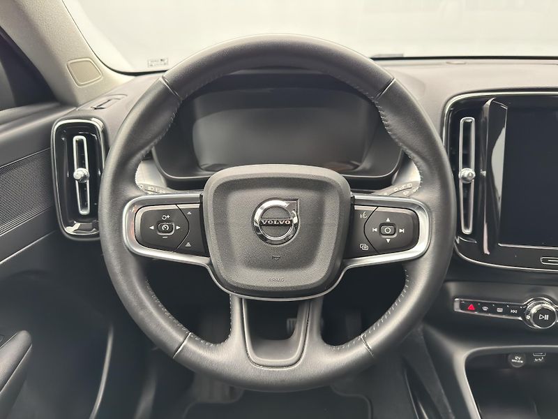 Volvo XC40 T3 MOMENTUM CZ REZERVACE - fotka 3 z 47