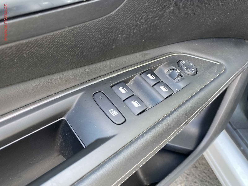 Peugeot 3008 (2019) 1.2PT, Allure, AT, panor - fotka 13 z 18