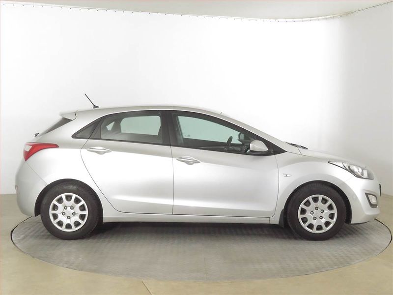 Hyundai i30 (2013) 1.4 CRDi, Tempomat - fotka 6 z 14