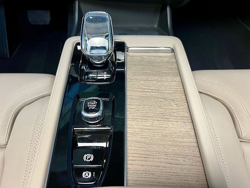 Volvo XC90 B5 AWD PLUS DARK, PANO, H&K - fotka 23 z 33