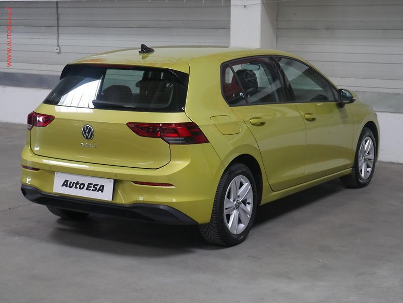 Volkswagen Golf (2020) 1.5TSi, LED, navi - fotka 4 z 15