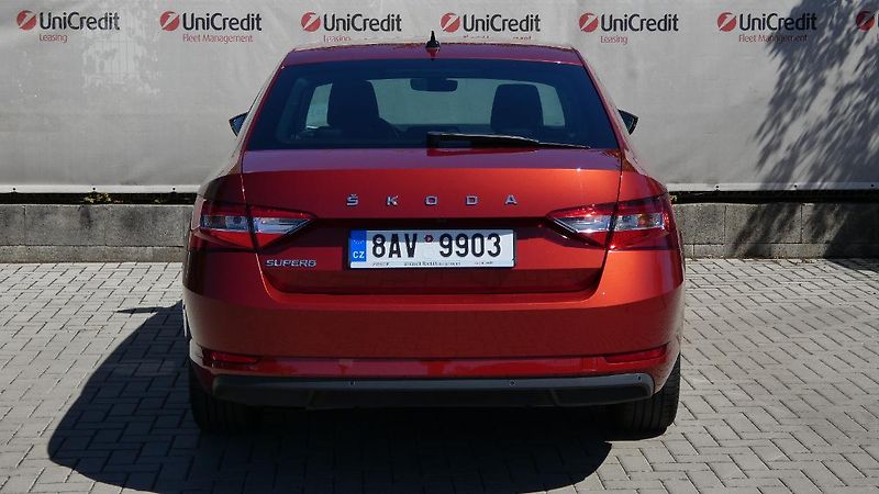 Škoda Superb 2,0 TDI DSG Style - fotka 4 z 26