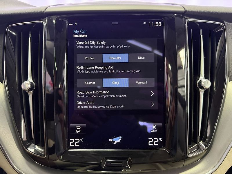 Volvo XC60 T6 AWD RECHARGE, ACC, PANORAMA - fotka 18 z 31