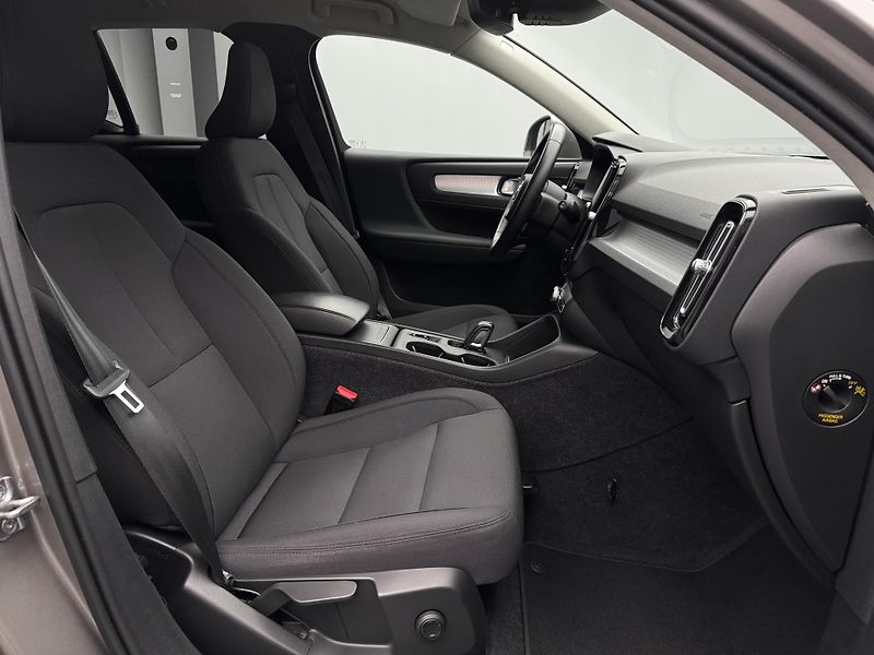 Volvo XC40 B4 MOMENTUM AUT  - fotka 26 z 47