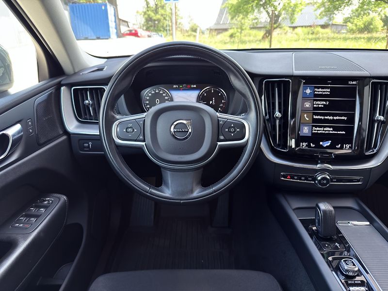 Volvo XC60 B4 AWD (nafta) // REZERVACE - fotka 20 z 47