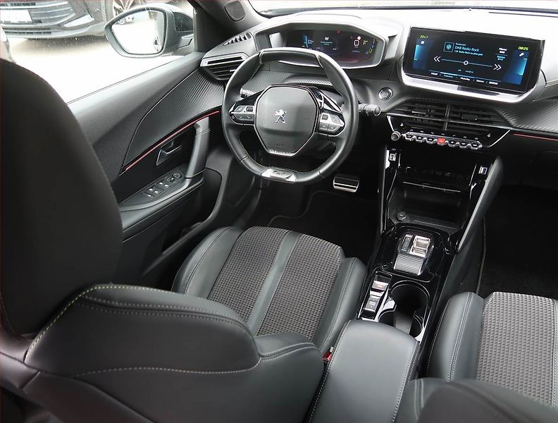 Peugeot 2008 (2022) GT 50 kWh, SoH 100% - fotka 7 z 22