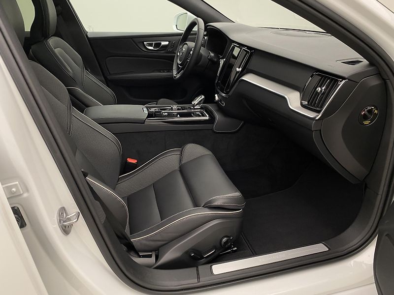 Volvo V60 T6 AWD RECHARGE REZERVACE - fotka 23 z 54