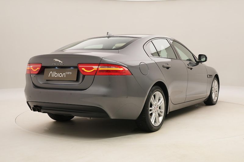 Jaguar XE 2.0D 132kW PURE AUT  - fotka 12 z 40