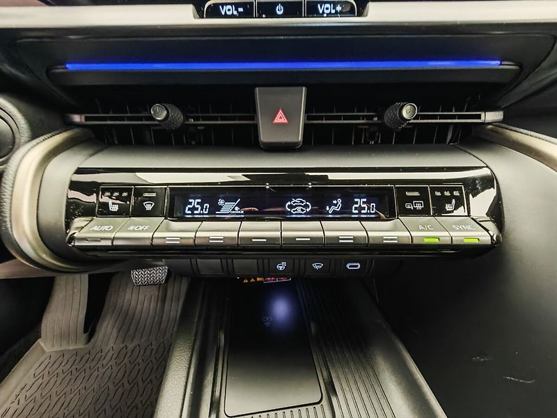 Toyota C-HR 2.0 Hybrid 4x4 Executive - fotka 37 z 44