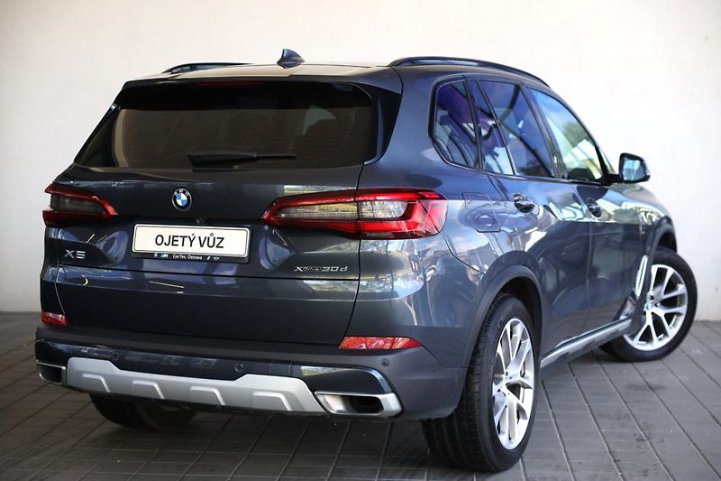 BMW X5 xDrive30d - fotka 3 z 27