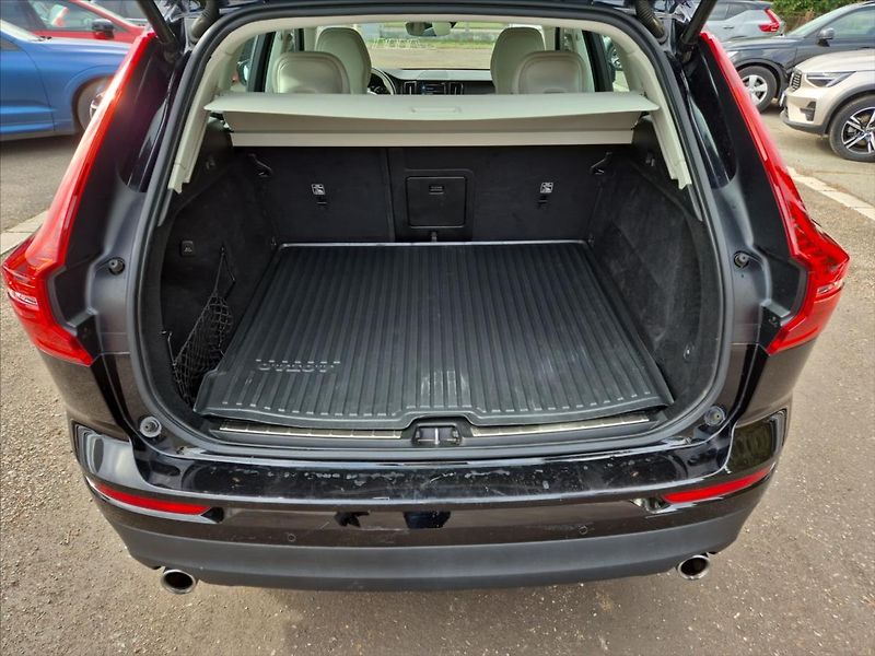 Volvo XC60 2,0 B4 AWD MOMENTUM+ - fotka 11 z 18