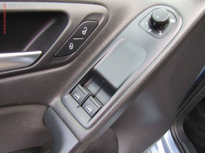 Volkswagen Golf (2009) 2.0 TDi, AC, výhřev sed - fotka 11 z 17
