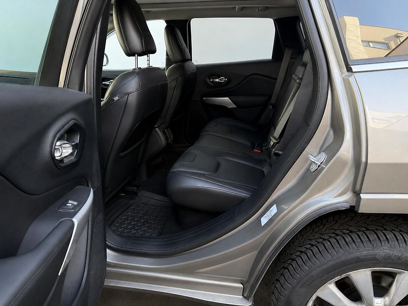 Jeep Cherokee OVERLAND - fotka 9 z 10
