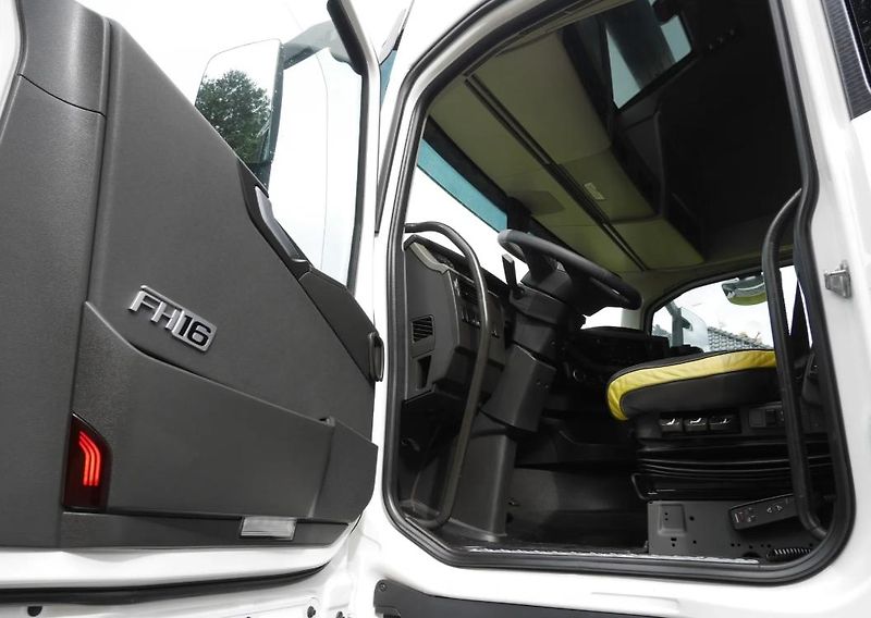 Volvo FH (2021) 16.650 6x4 tahač 100t EURO 6 - fotka 13 z 15
