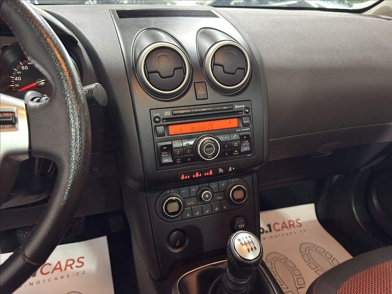 Nissan Qashqai 2,0   i 4x4 PANORAMA TAŽNÉ - fotka 11 z 30