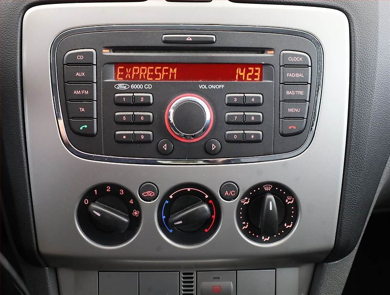 Ford Focus (2010) 1.6 16V, Automat, po STK - fotka 11 z 14