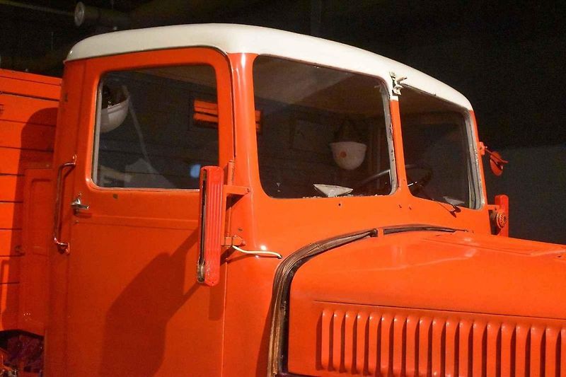 Tatra 111 ve válečné (vlevo) i poválečné verzi