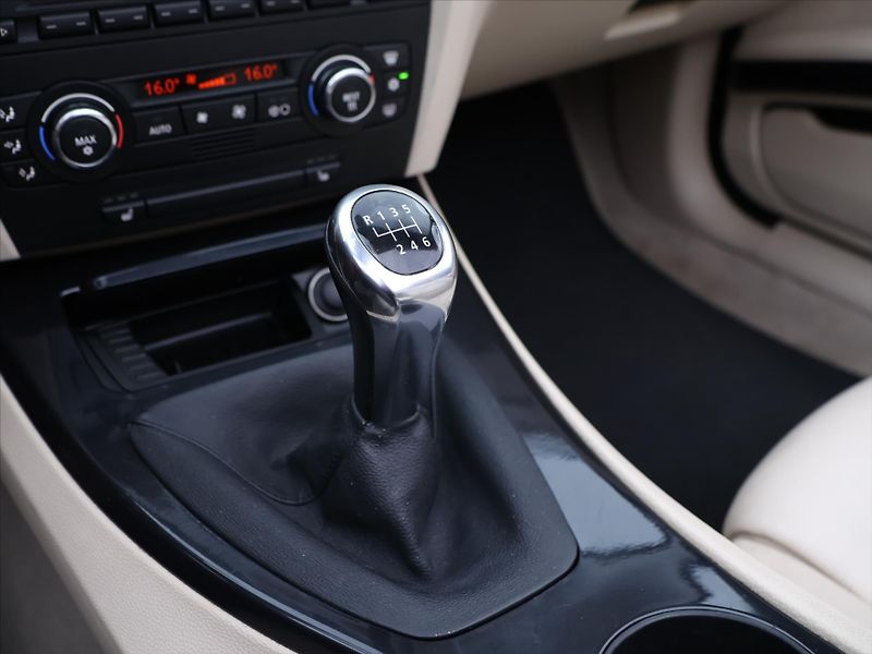 BMW Řada 3 3,0 325i Cabrio 160 kW - fotka 26 z 35