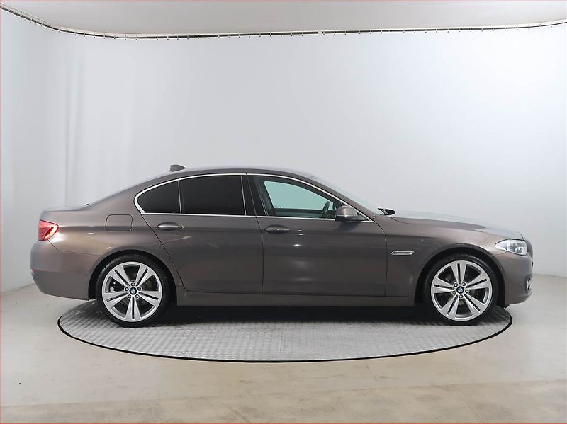 BMW Řada 5 (2016) 520d xDrive, 4X4, Automat - fotka 6 z 20