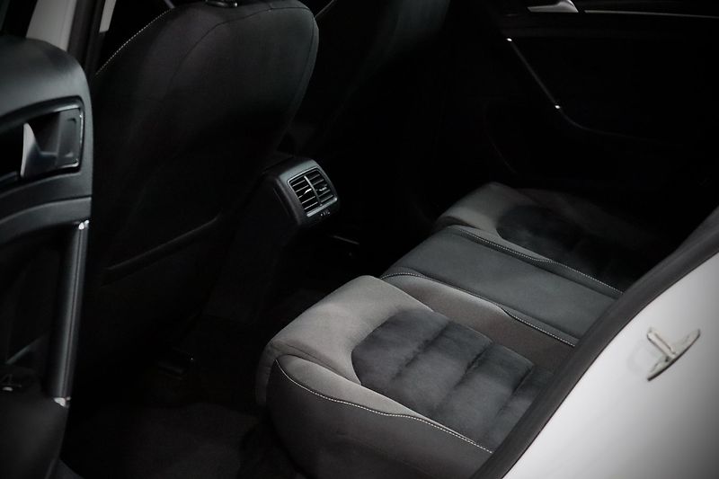 Volkswagen Golf 7 Variant 1.4 TSI 103 kW - fotka 18 z 39