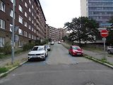 Při zdvojnásobení dnešní základní sazby by roční rezidentní oprávnění pro první auto v celé parkovací oblasti vyšlo na 2 400 korun. Jde o návrh, nikoli schválenou cenu.