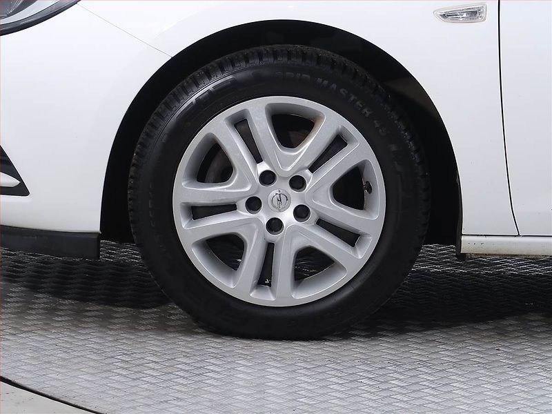 Opel Astra (2019) 1.4 T, Tempomat, Park. senzory - fotka 15 z 18