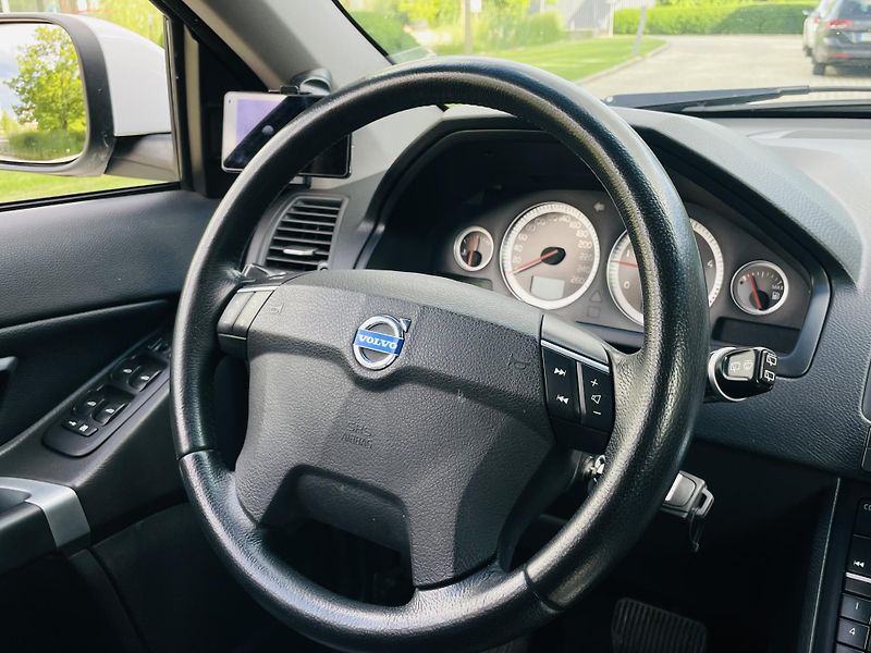 Volvo XC90 2.4D5 4x4 AUT VÝHŘEV SENZORY - fotka 36 z 44