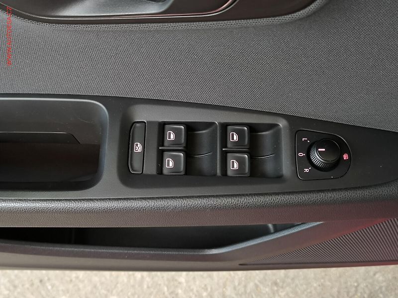 Seat Leon (2014) 1.6TDi, AC, park.čidla - fotka 17 z 17