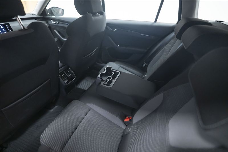 Škoda Octavia 2,0 TDI DSG VÝHŘEV 1. MAJ ČR - fotka 16 z 41