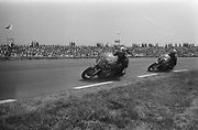 Závod v Assenu 1970. Vpředu Giacomo Agostini, za ním Renzo Pasolini.