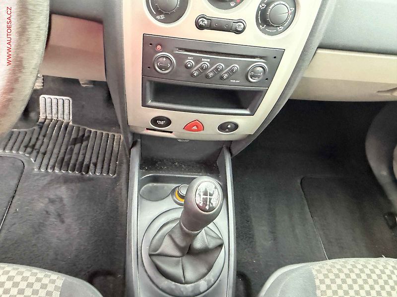 Renault Mégane (2004) 1.4i - fotka 16 z 17