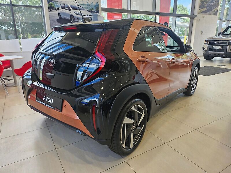 Toyota Aygo 1.5HEV Executive - fotka 2 z 5