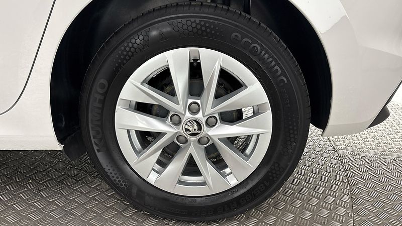 Škoda Fabia 1.0 TSI Style - fotka 19 z 23