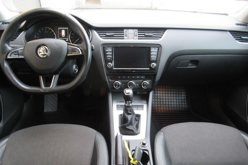 Škoda Octavia 1.6 TDI AUT. KLIMA NAVI XENON - fotka 9 z 26