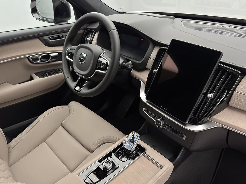 Volvo XC90 (2026) T8 AWD Plug-in ULTRA DARK 7m - fotka 16 z 28