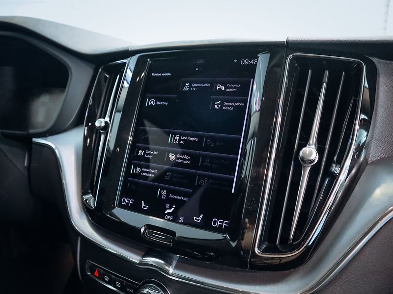 Volvo XC60 B4 AWD Momentum Pro - fotka 13 z 28