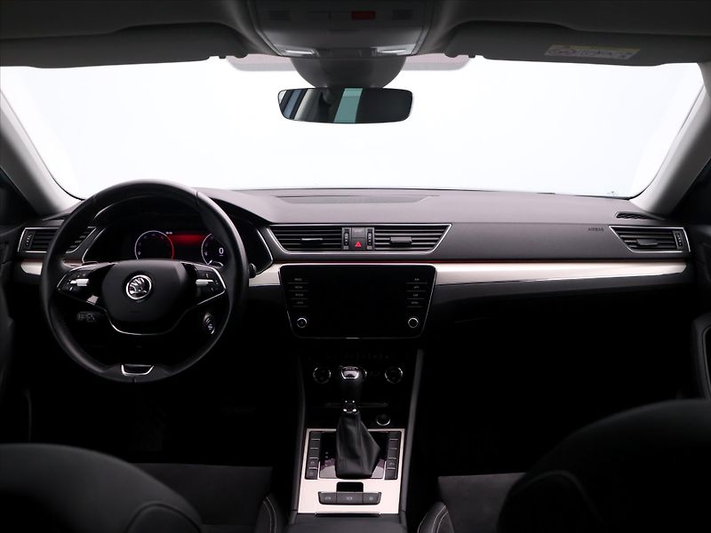 Škoda Superb 2,0 TDI 110kW Style DSG LED CZ - fotka 31 z 38