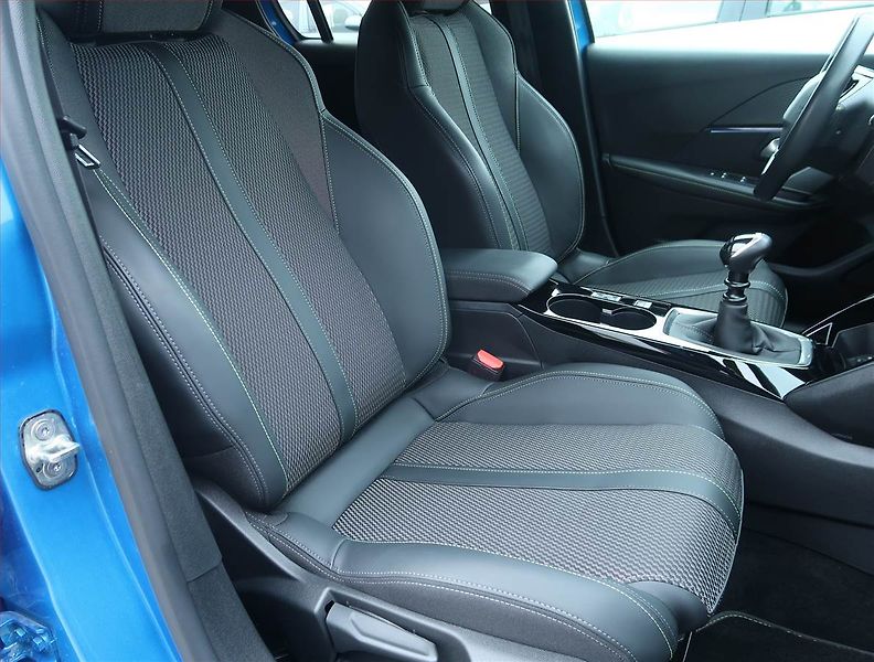 Peugeot 208 (2024) GT 1.2 PureTech, Serv.kniha - fotka 9 z 17