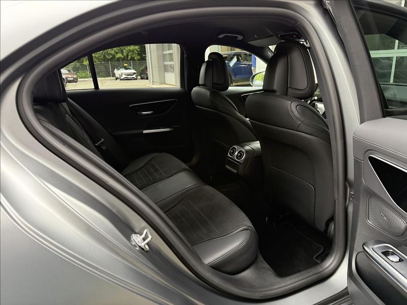 Mercedes-Benz Třídy C AMG Paket  C 300 4MATIC - fotka 13 z 24