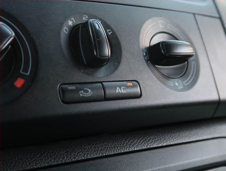 Škoda Roomster (2013) Scout 1.2 TSI, ČR,1.maj - fotka 16 z 18