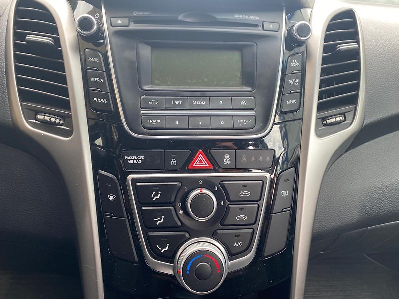 Hyundai i30 1.6-NÍZKÉ KM-1.maj-facelift - fotka 13 z 18