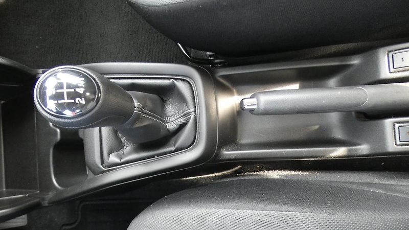 Suzuki Swift 1.2 DualJet mHEV Premium - fotka 18 z 23