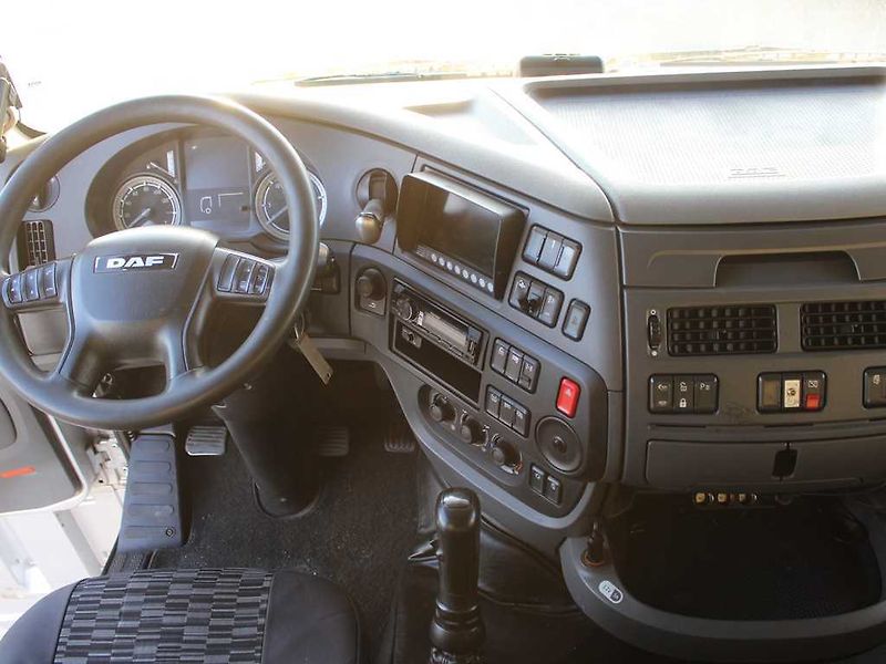 DAF XF 460, EURO 6, 8X2, 2X ZVEDACÍ N - fotka 13 z 32