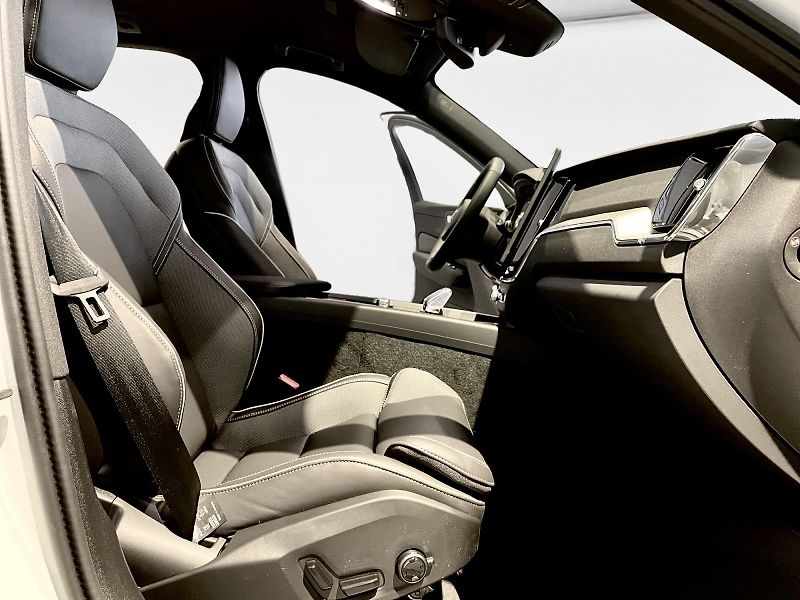 Volvo XC60 (2026) B5 PLUS BLACK + 4SERVIS/ZÁRUKA - fotka 16 z 18