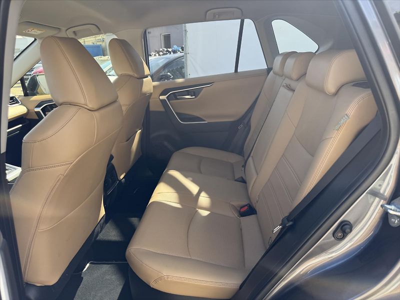 Toyota RAV4 2,5 Executive, 4x4, Hybrid - fotka 10 z 22