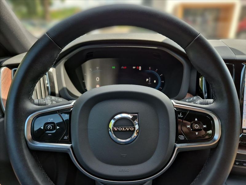 Volvo XC60 2,0 B4 AWD diesel Plus Bright - fotka 8 z 19