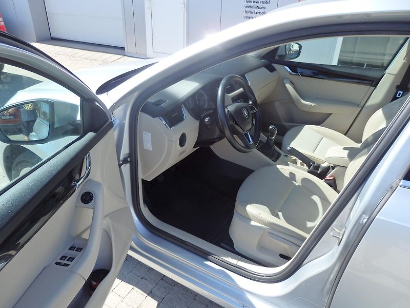 Škoda Octavia 1.6 TDI KLIMATIZACE, 4x4 - fotka 7 z 17